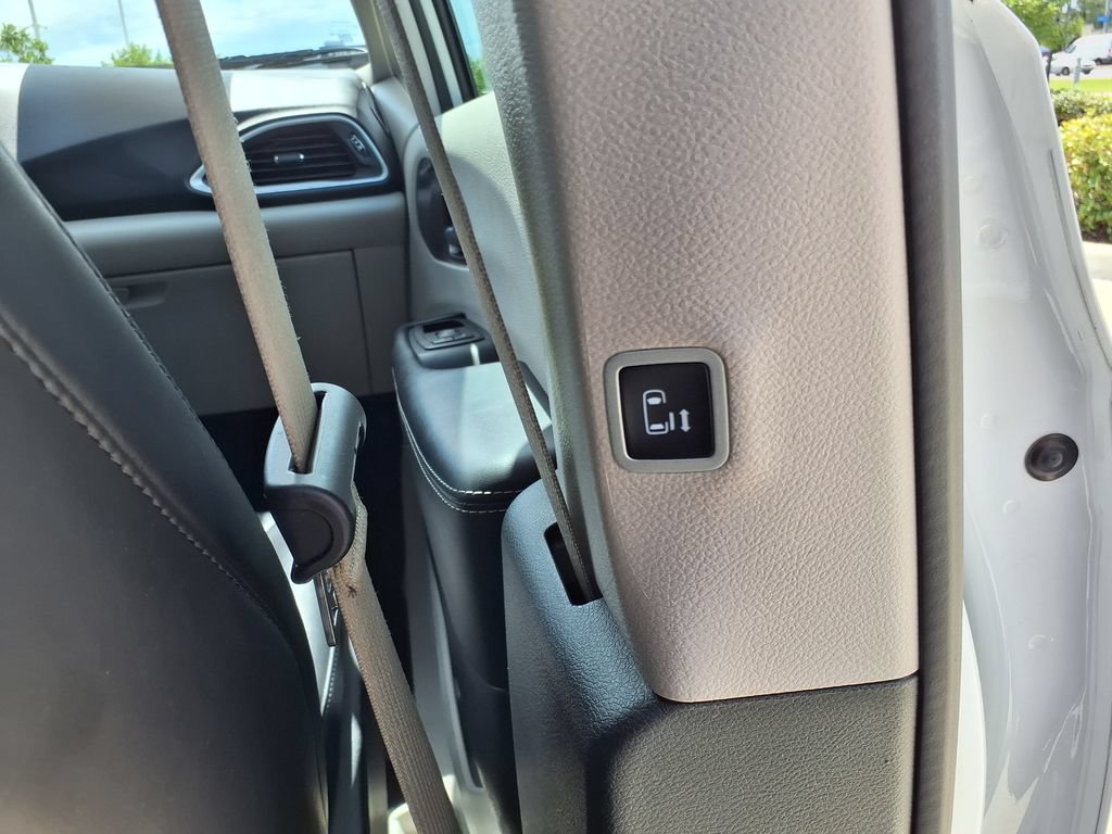 Used 2024 Chrysler Pacifica Touring-L FWD image 21