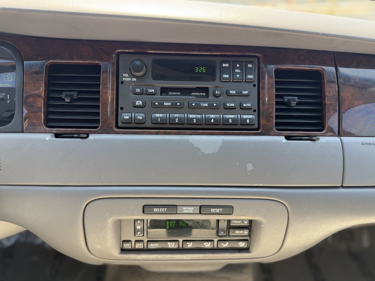Used 2002 Lincoln Town Car Signature RWD image 18
