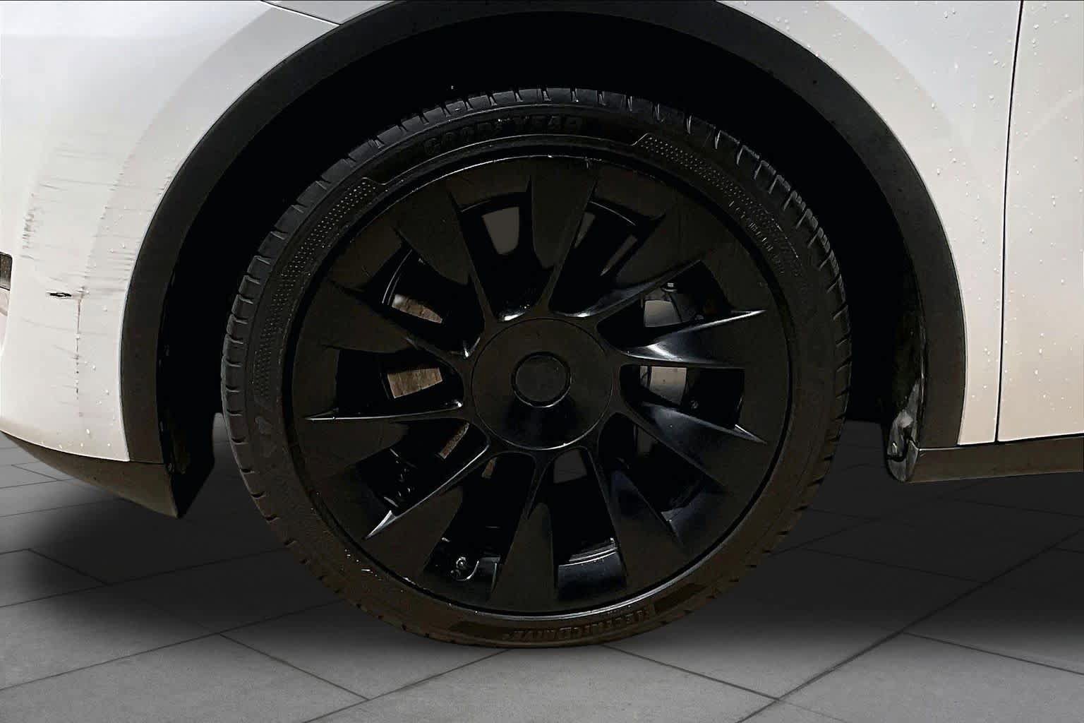 Used 2023 Tesla Model Y AWD image 9