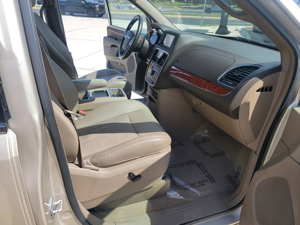 Used 2013 Chrysler Town & Country Touring-L w/ Entertainment Group #2 FWD image 15