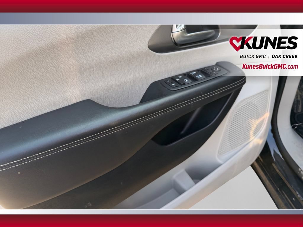 Used 2023 Chrysler Pacifica Touring-L FWD image 19