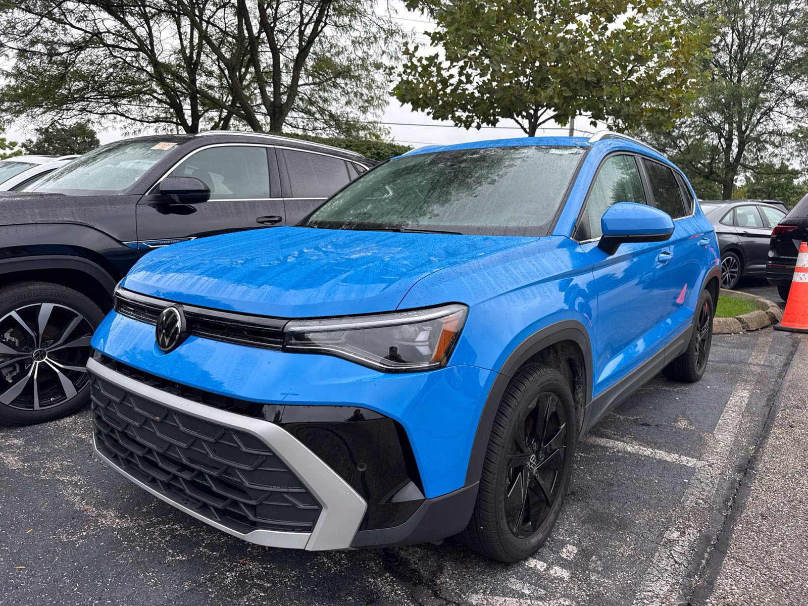 Certified 2025 Volkswagen Taos SE FWD image 1