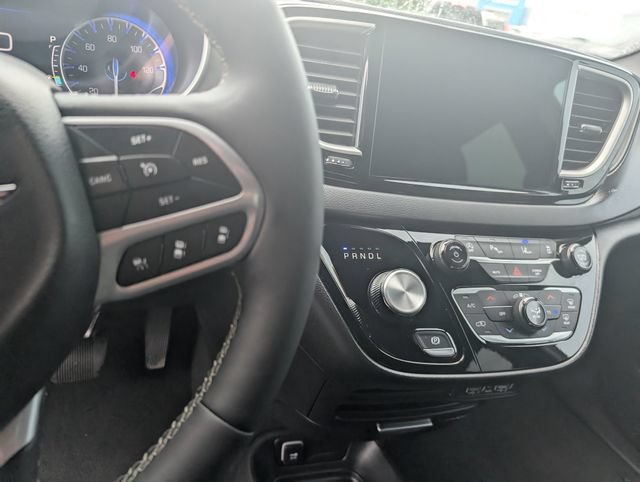 Used 2025 Chrysler Pacifica Select FWD image 16