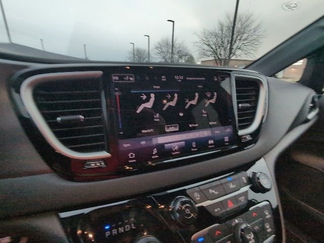 Used 2025 Chrysler Pacifica Select image 12