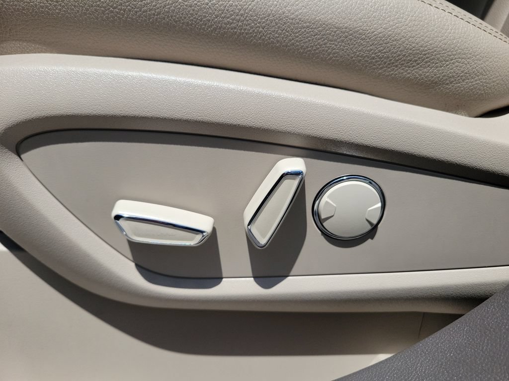 Used 2023 Lincoln Nautilus FWD w/ Premium Package image 17
