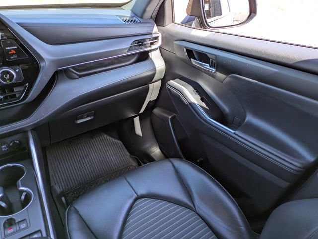 Used 2022 Toyota Highlander XSE FWD image 19