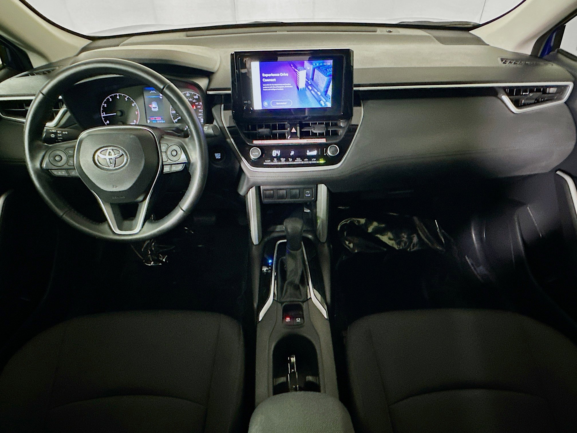 Used 2025 Toyota Corolla Cross LE image 27