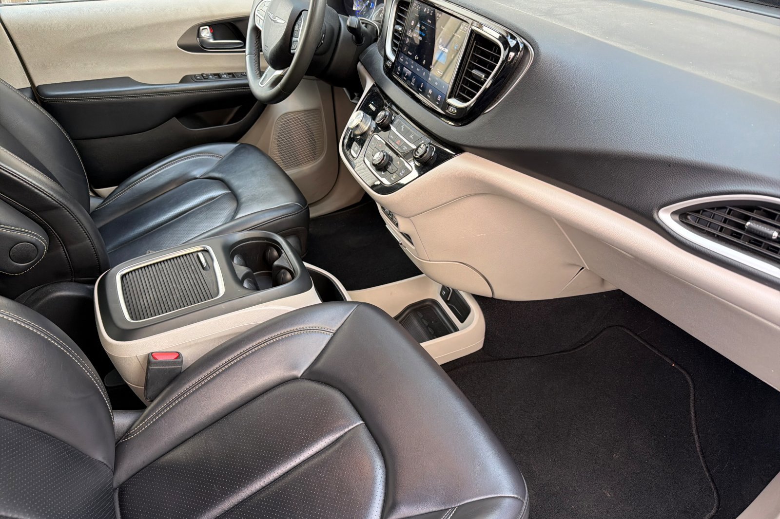 Used 2023 Chrysler Pacifica Touring-L image 16