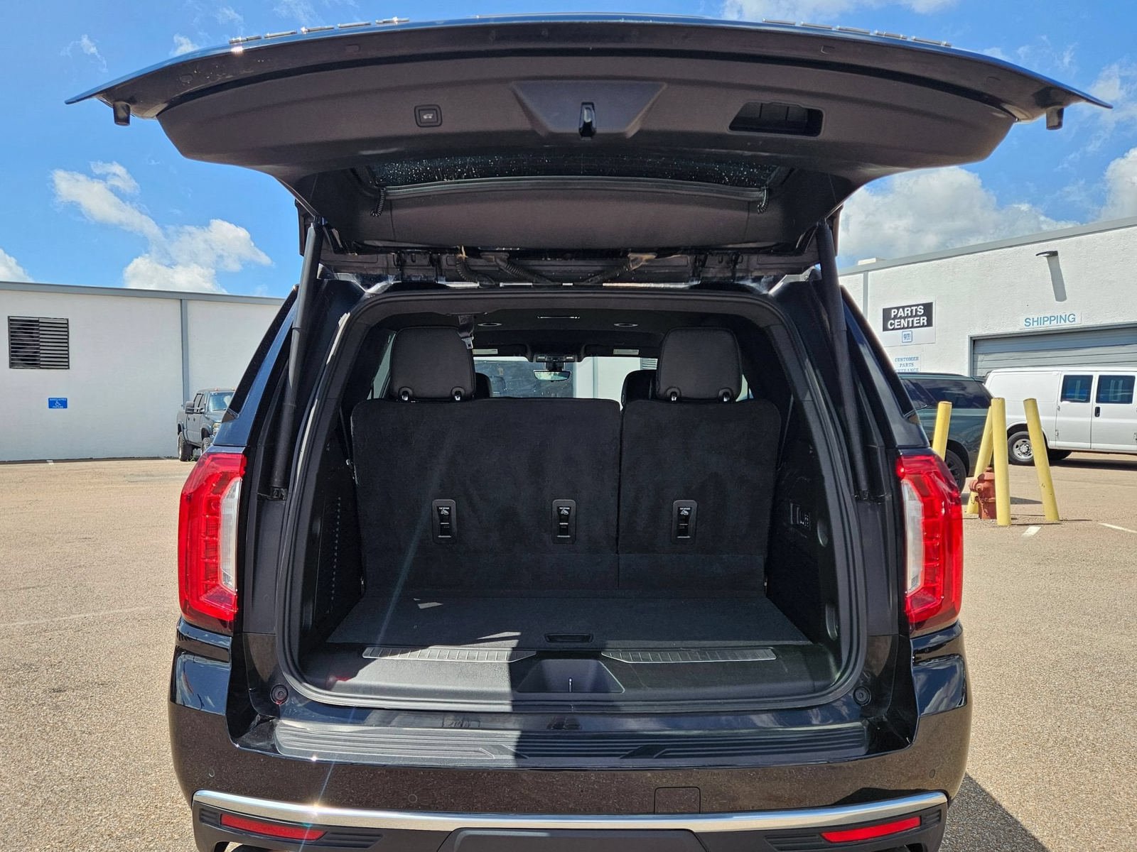 Used 2022 GMC Yukon Denali w/ Advanced Technology Package AWD/4WD image 4