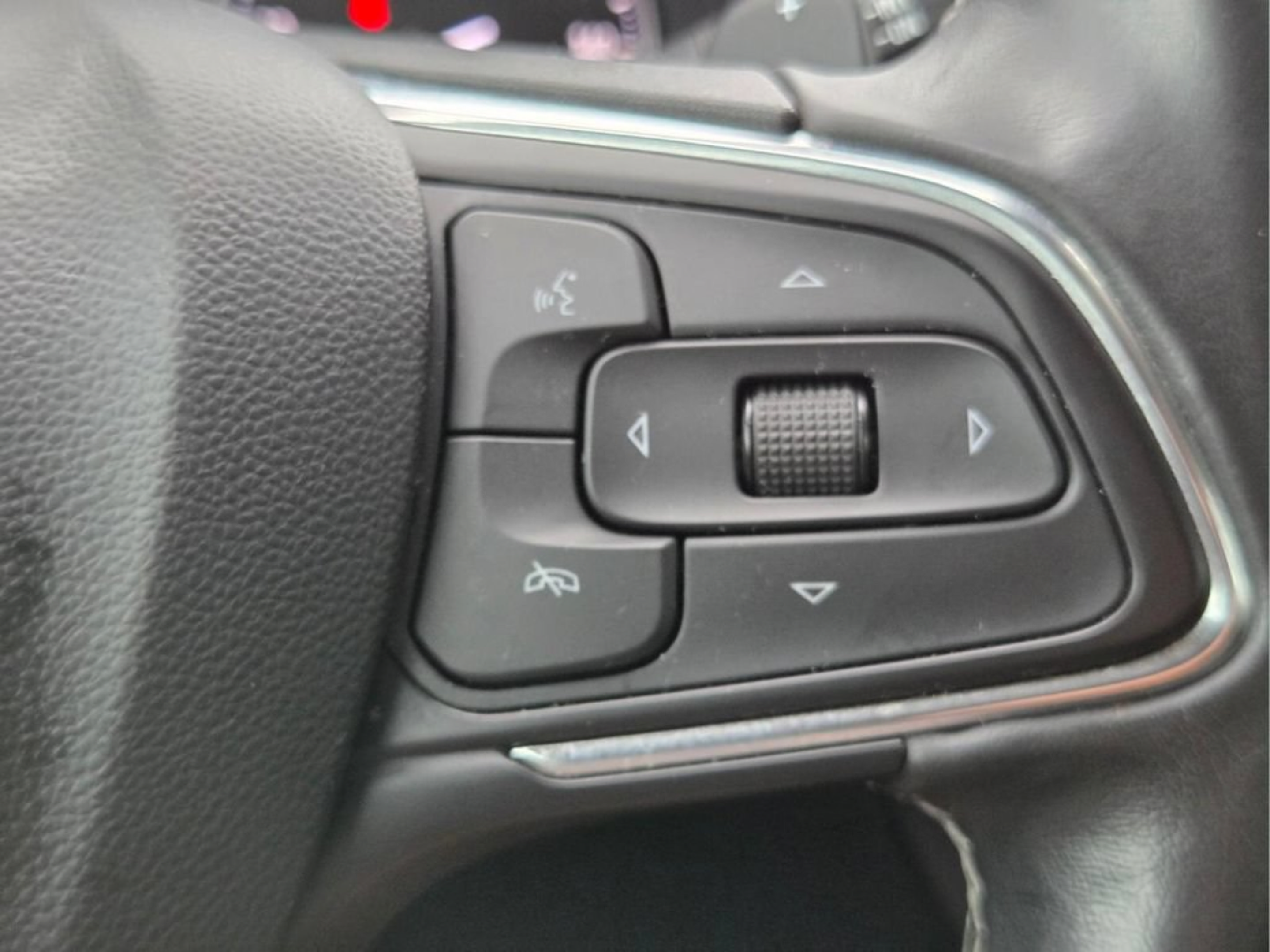 Used 2023 Buick Envision Essence FWD image 28