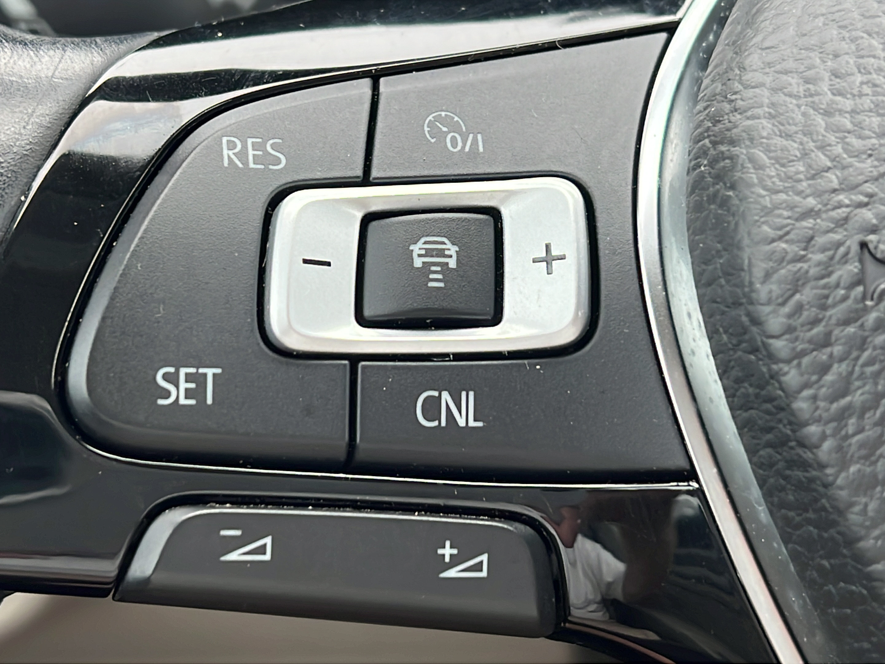 Used 2018 Volkswagen Atlas SEL FWD image 21