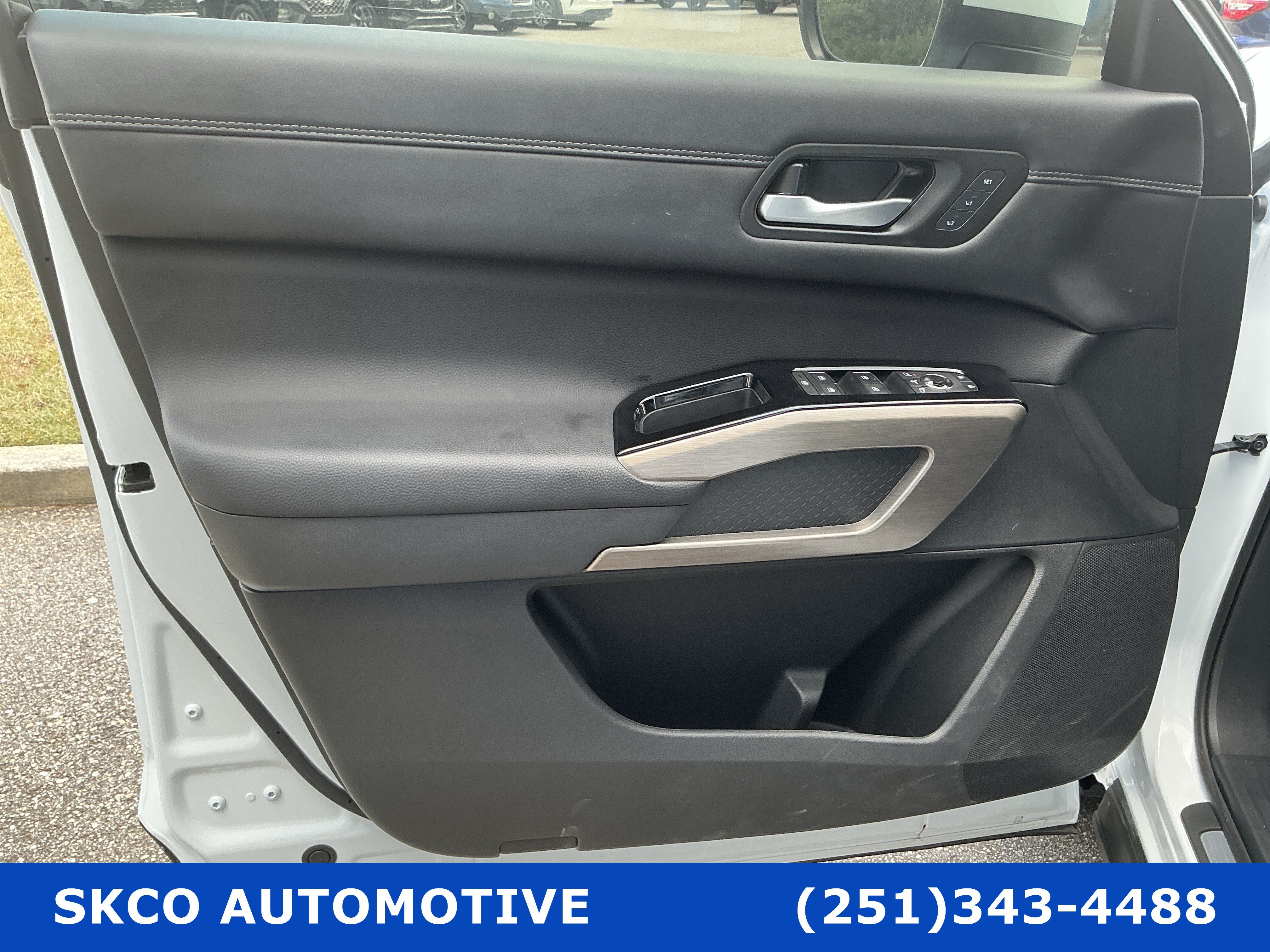 Used 2025 Nissan Pathfinder Platinum FWD image 12