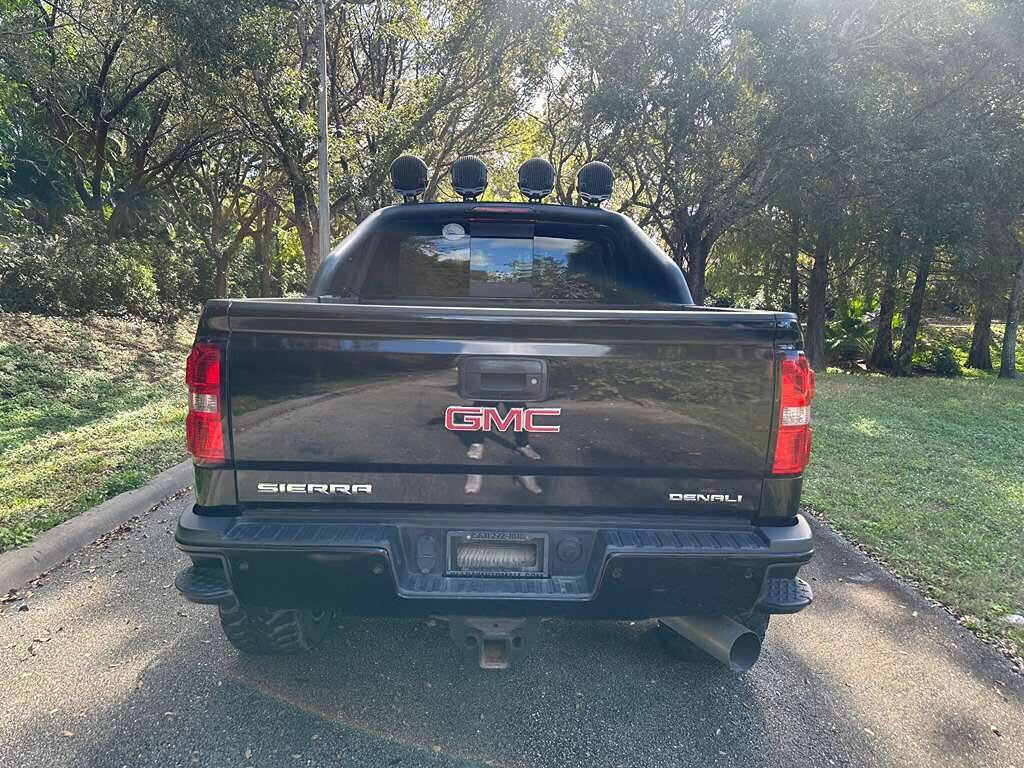 Used 2017 GMC Sierra 2500 Denali w/ Duramax Plus Package AWD/4WD image 6