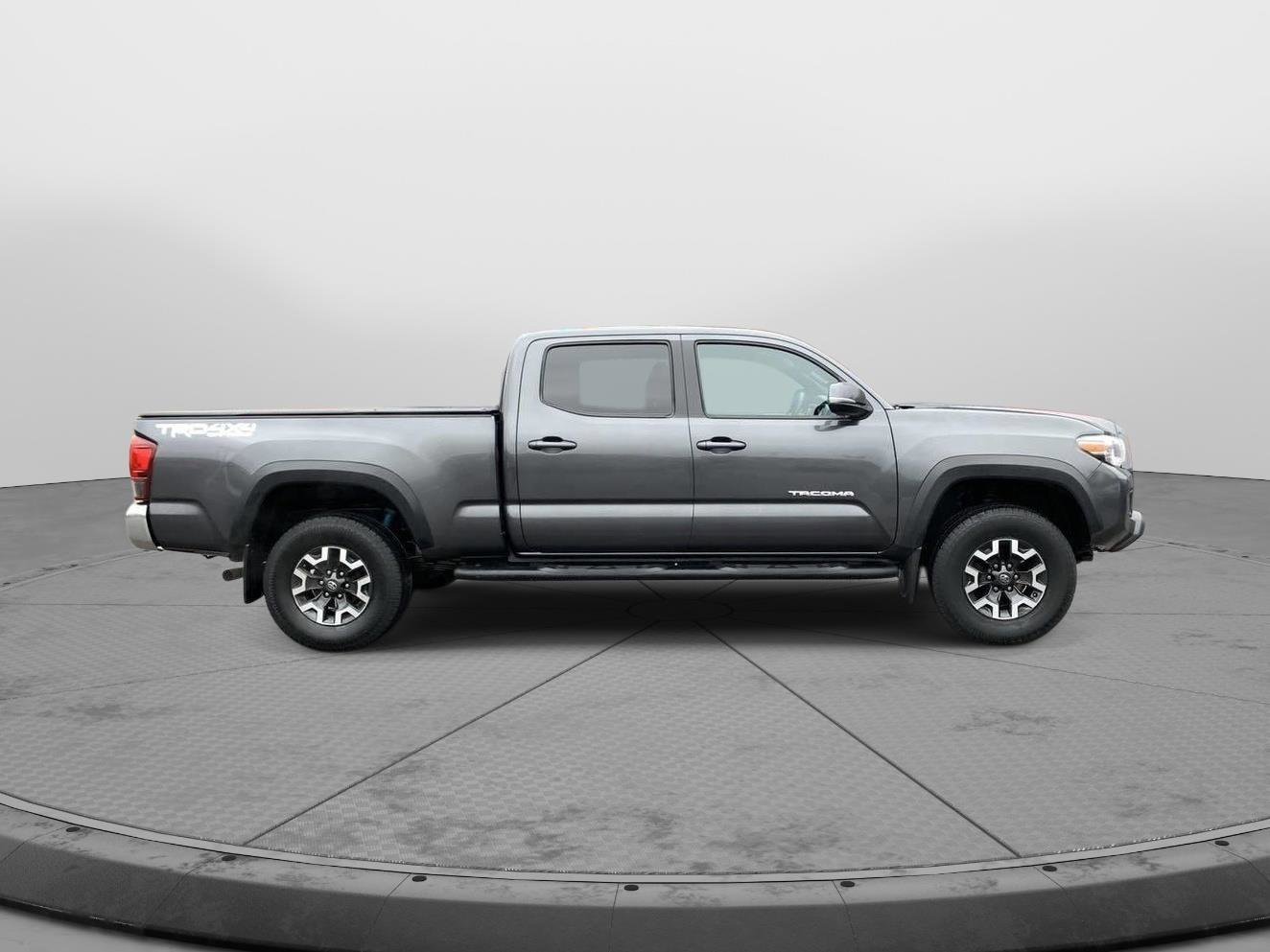 Used 2019 Toyota Tacoma TRD Off-Road image 2