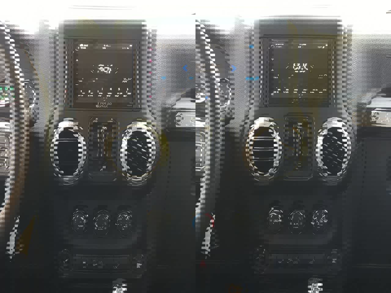 Used 2015 Jeep Wrangler Unlimited Sahara w/ Connectivity Group image 27