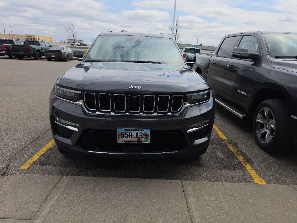Used 2023 Jeep Grand Cherokee Limited w/ Luxury Tech Group II AWD/4WD image 2