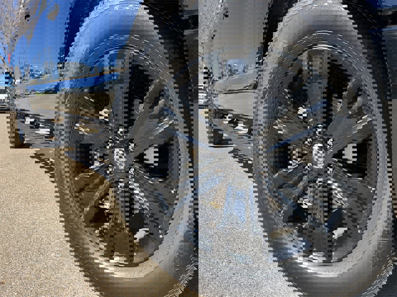 Used 2024 Nissan Titan SV w/ SV Convenience Package image 9