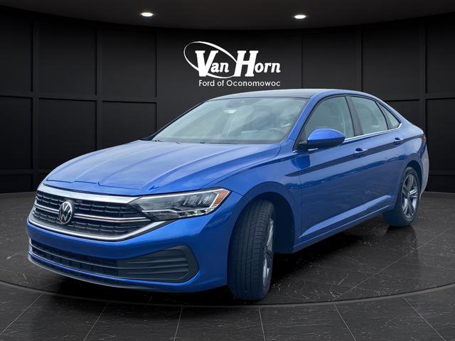 Used 2023 Volkswagen Jetta SE w/ Panoramic Sunroof Package FWD image 3