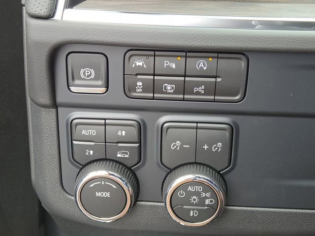 New 2025 Chevrolet Suburban Premier image 12