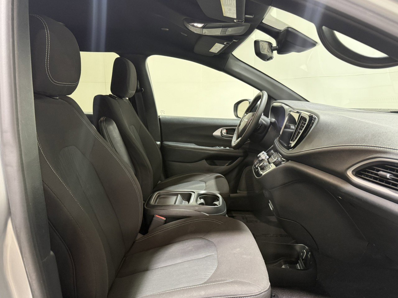 Used 2023 Chrysler Pacifica Touring image 10