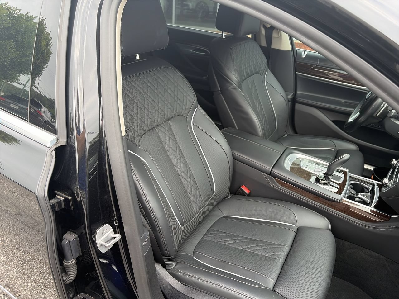 Used 2022 BMW 750i xDrive w/ Executive Package AWD/4WD image 36