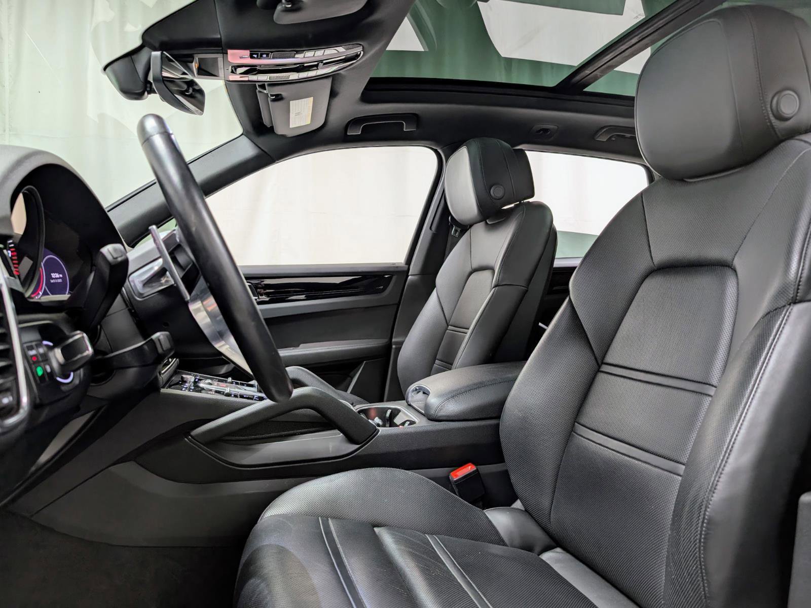 Used 2022 Porsche Cayenne Platinum Edition w/ Premium Package image 15