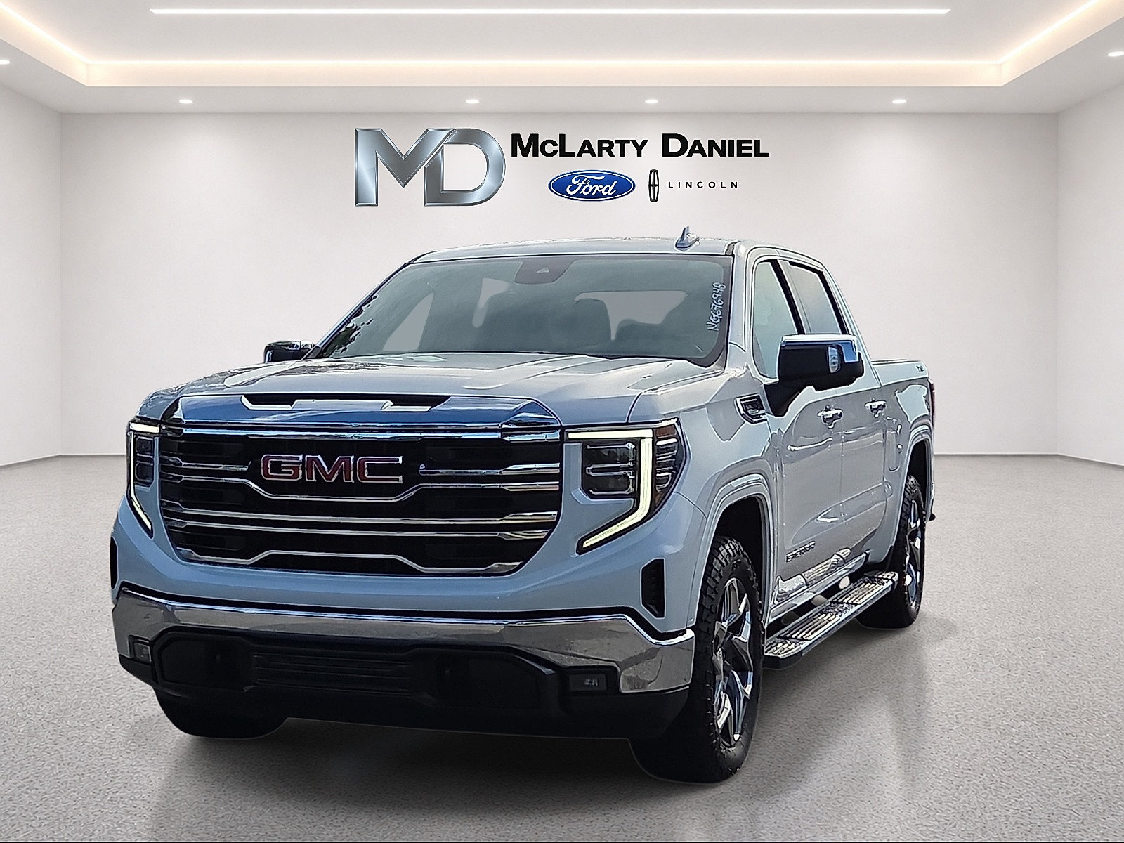 Used 2022 GMC Sierra 1500 SLT w/ SLT Convenience Package AWD/4WD image 2