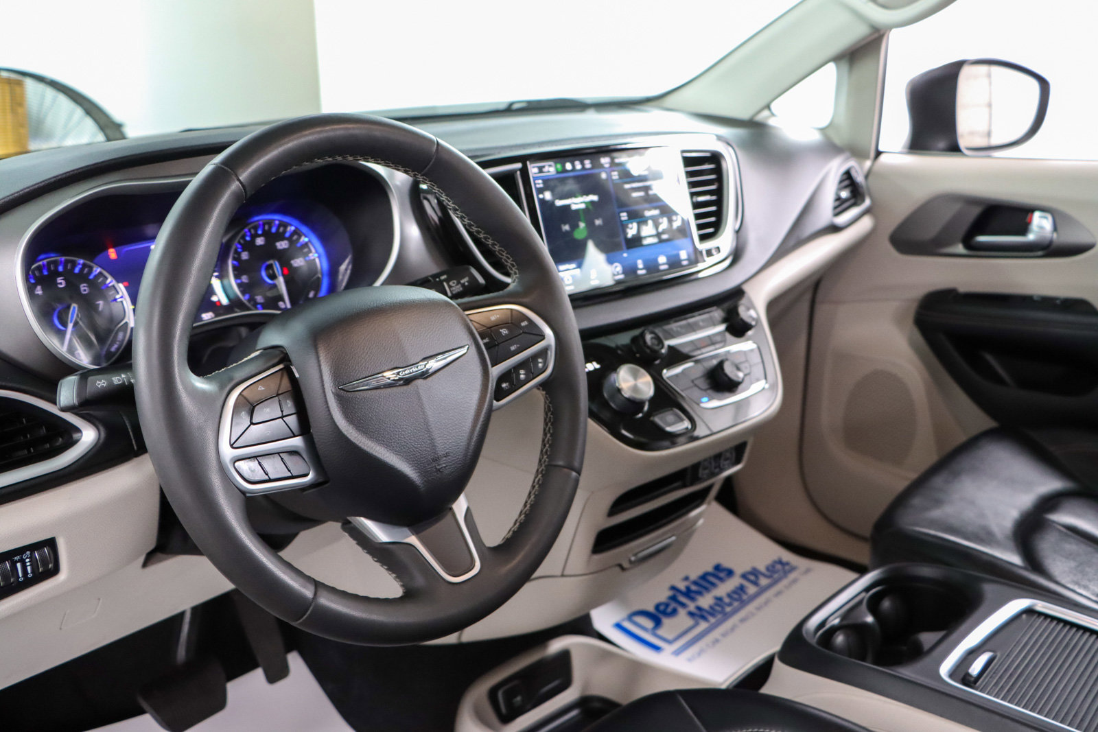 Used 2023 Chrysler Pacifica Touring-L image 22