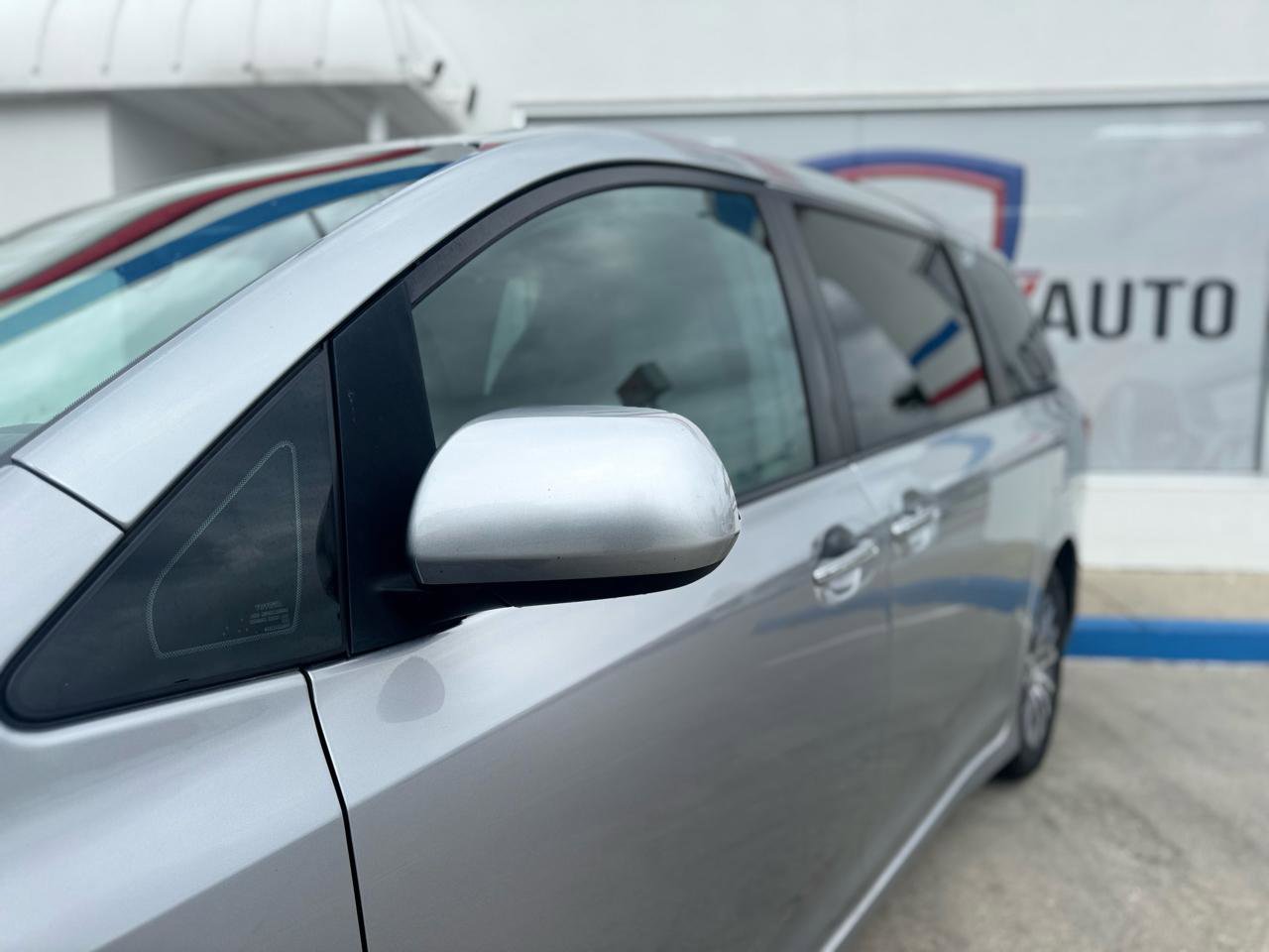 Used 2018 Toyota Sienna XLE FWD image 5