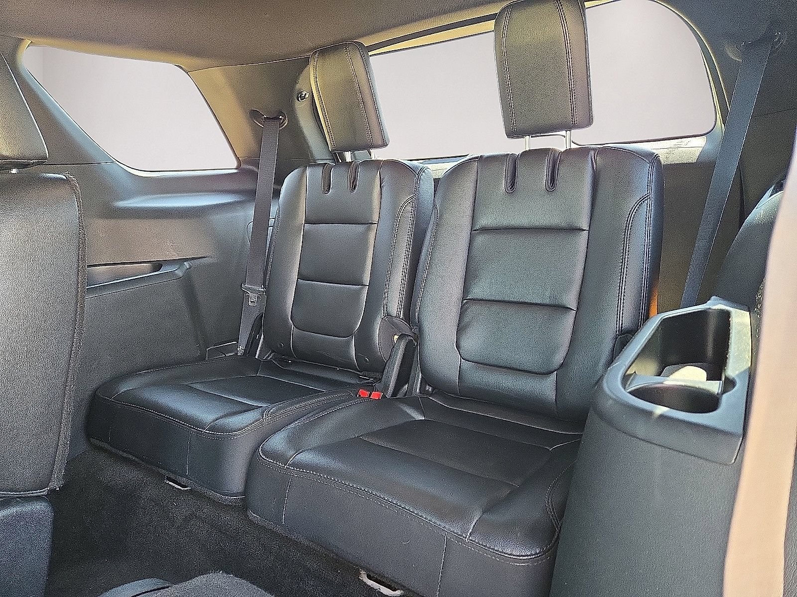 Used 2018 Ford Explorer XLT w/ Equipment Group 202A AWD/4WD image 16