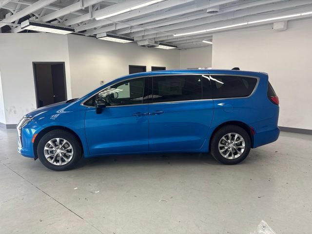 New 2027 Chrysler Pacifica Select AWD/4WD image 4