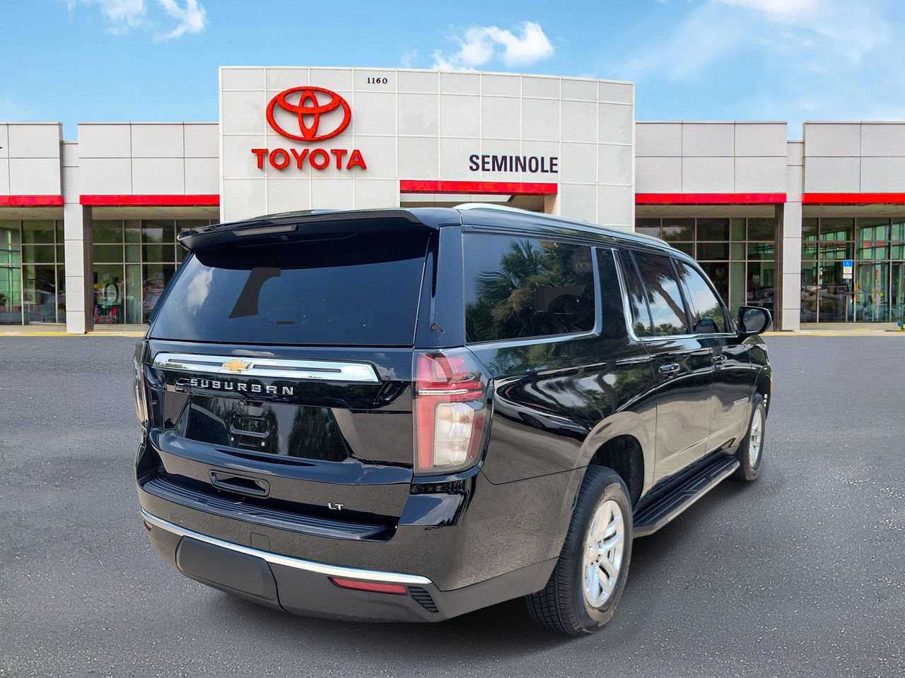 Used 2022 Chevrolet Suburban LT AWD/4WD image 3
