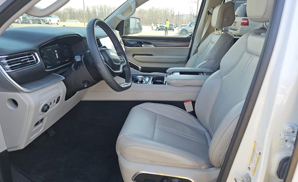 Used 2023 Jeep Wagoneer Series II w/ HD Trailer Tow Package image 7