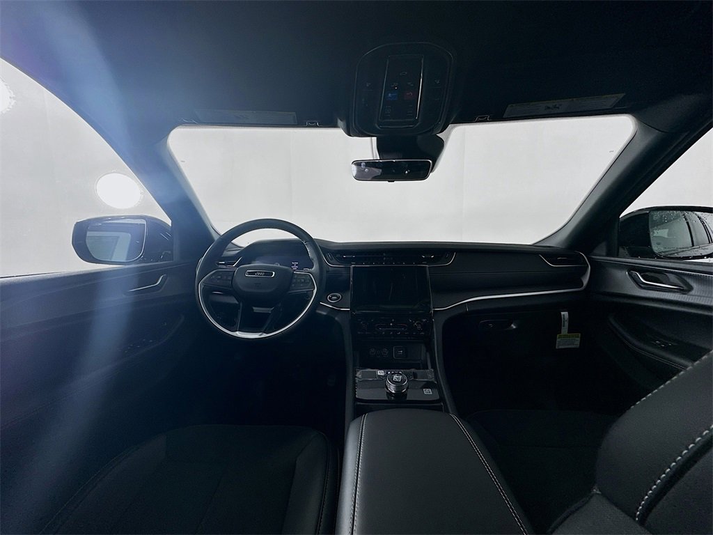 New 2025 Jeep Grand Cherokee Altitude image 9