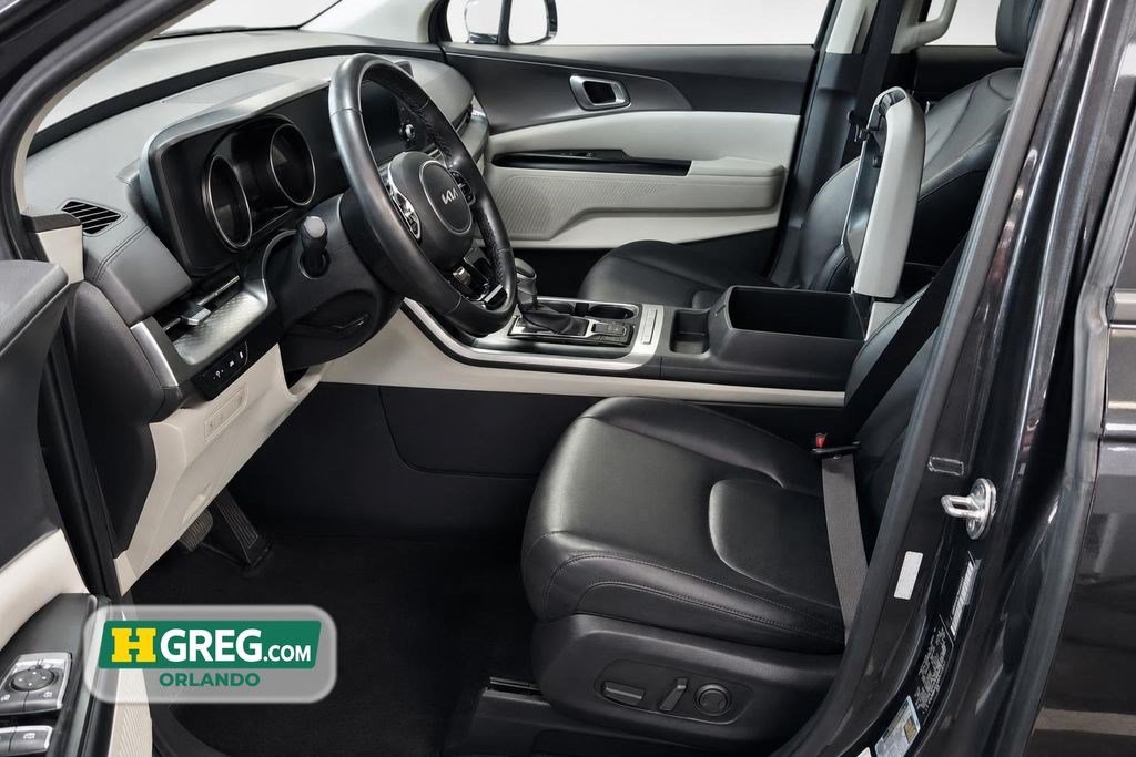Used 2024 Kia Carnival LX FWD image 10