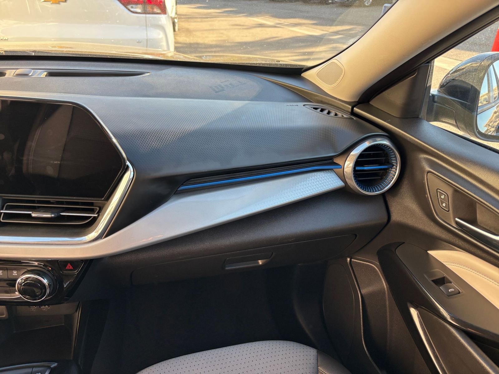 Used 2025 Chevrolet Trax LT w/ LT Convenience Package image 35