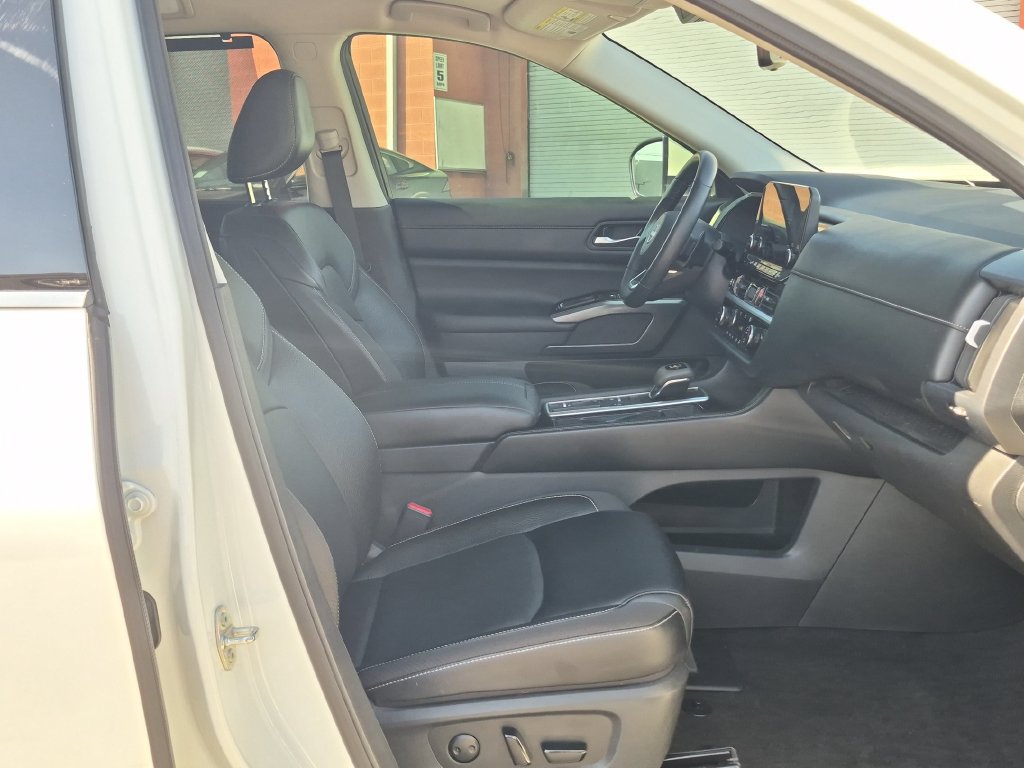 Used 2024 Nissan Pathfinder SL w/ Black Appearance Package FWD image 32