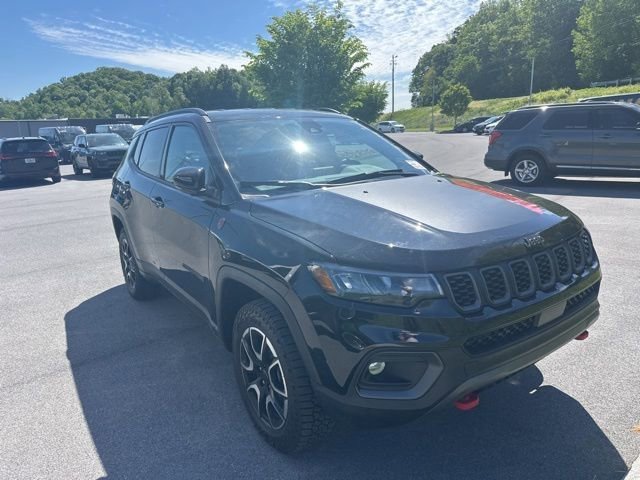 Used 2025 Jeep Compass Trailhawk w/ Trailer Tow Group AWD/4WD image 11