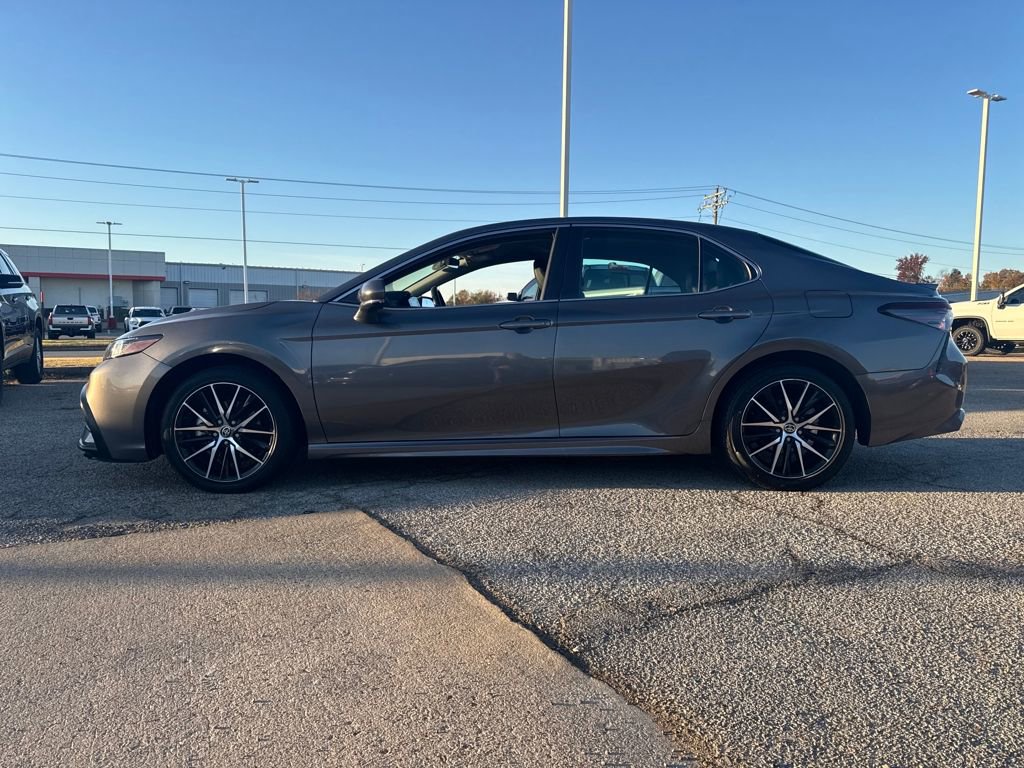 Used 2024 Toyota Camry SE image 2