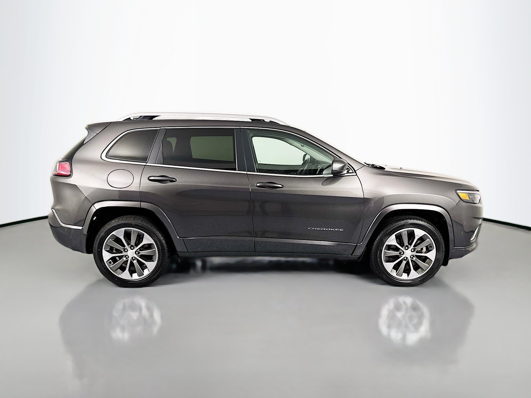 Used 2019 Jeep Cherokee Overland w/ Technology Group AWD/4WD image 4