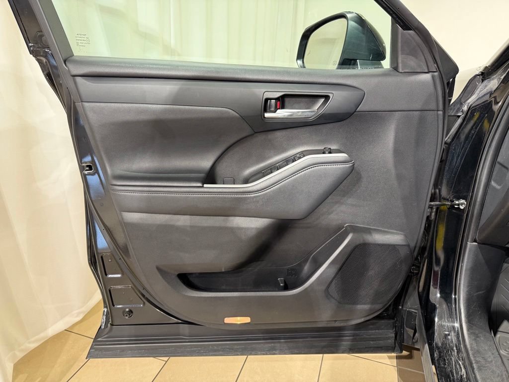 Certified 2024 Toyota Highlander XLE AWD/4WD image 15