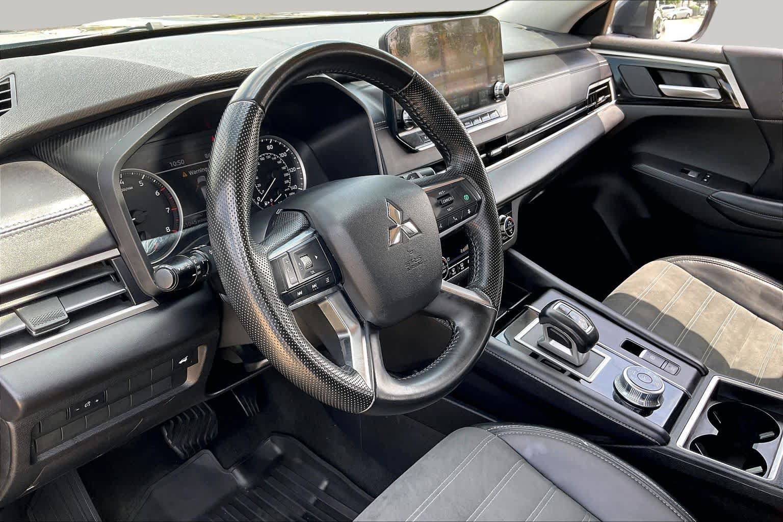 Used 2024 Mitsubishi Outlander SE AWD/4WD image 14