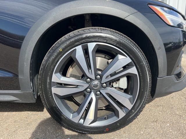 Used 2025 Volvo V60 B5 Cross Country Plus image 11