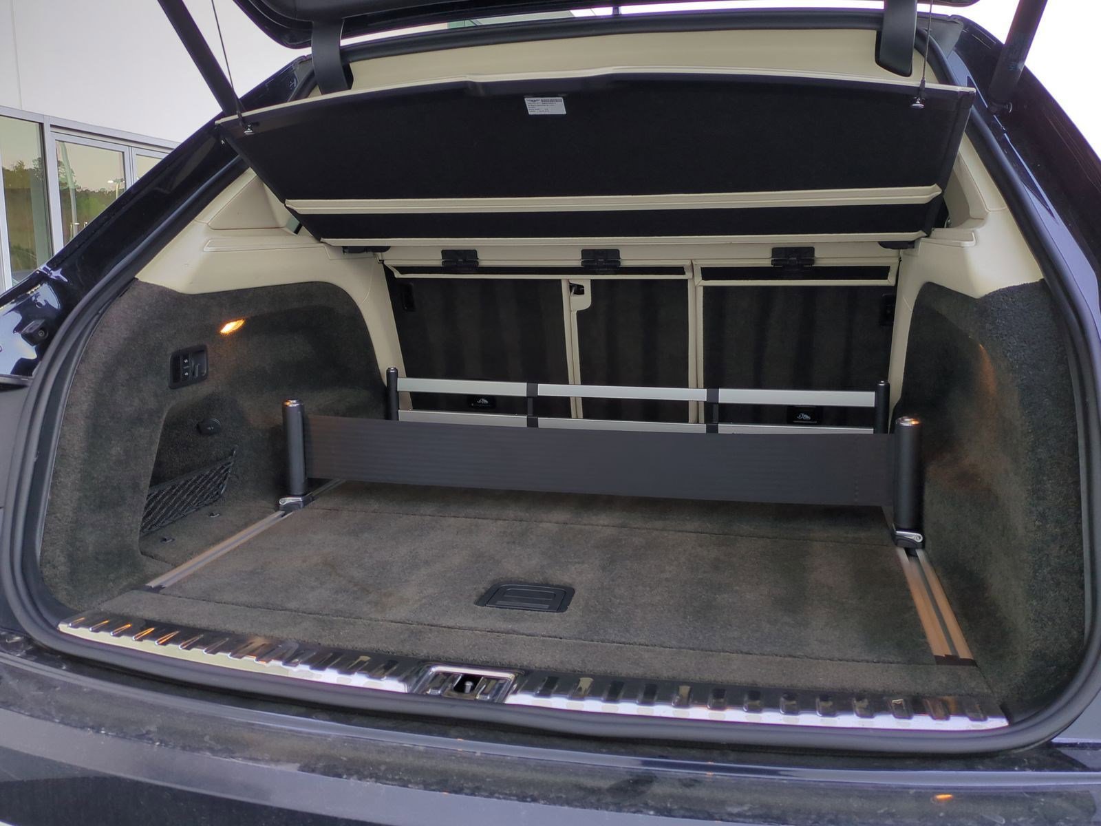 Used 2017 Bentley Bentayga image 32