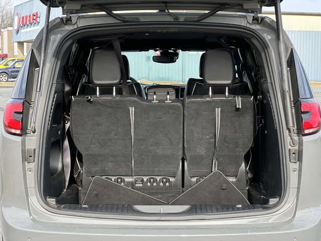 Used 2025 Chrysler Pacifica Limited image 13