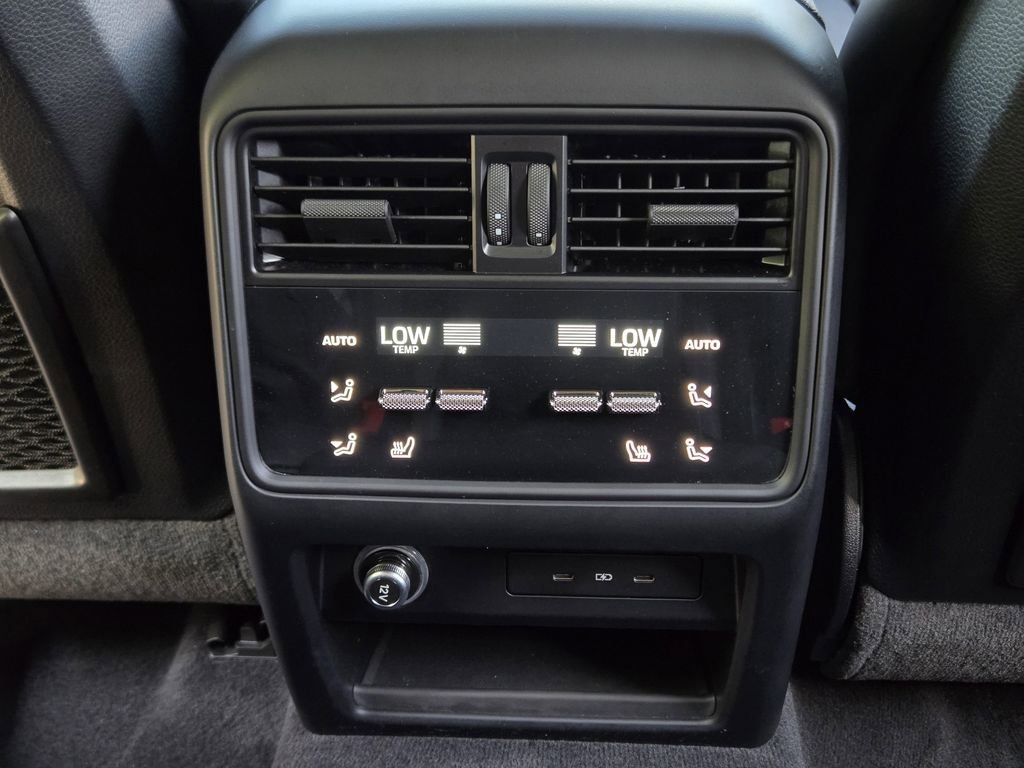 Used 2024 Porsche Cayenne Coupe image 38