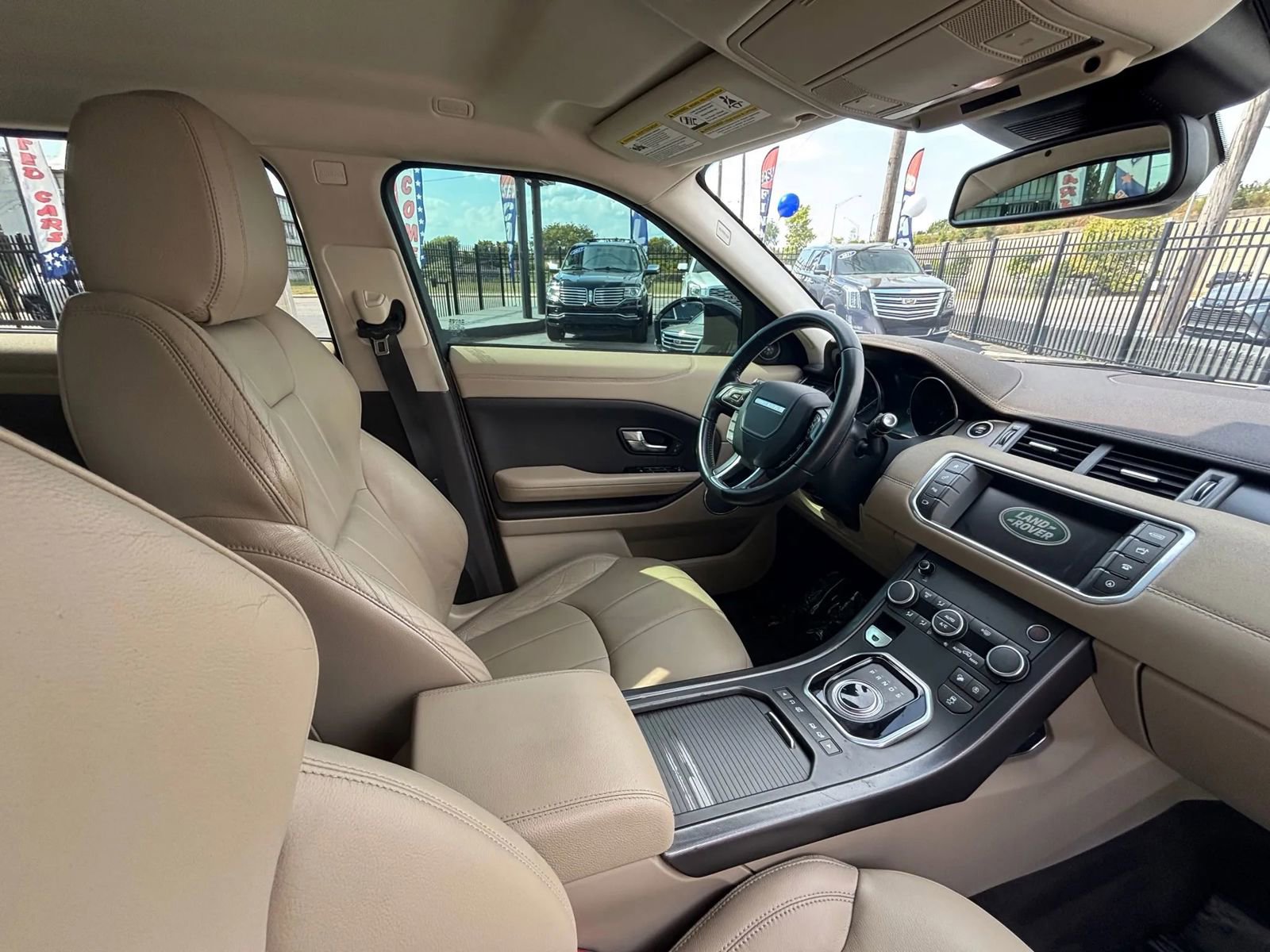 Used 2019 Land Rover Range Rover Evoque SE Premium image 33