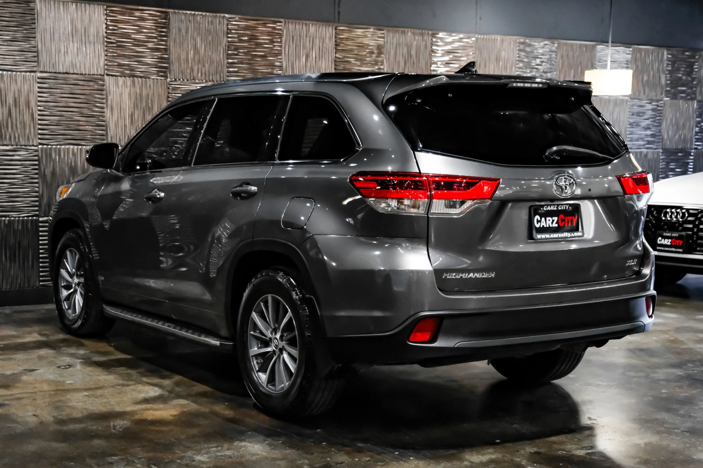 Used 2018 Toyota Highlander XLE FWD image 12