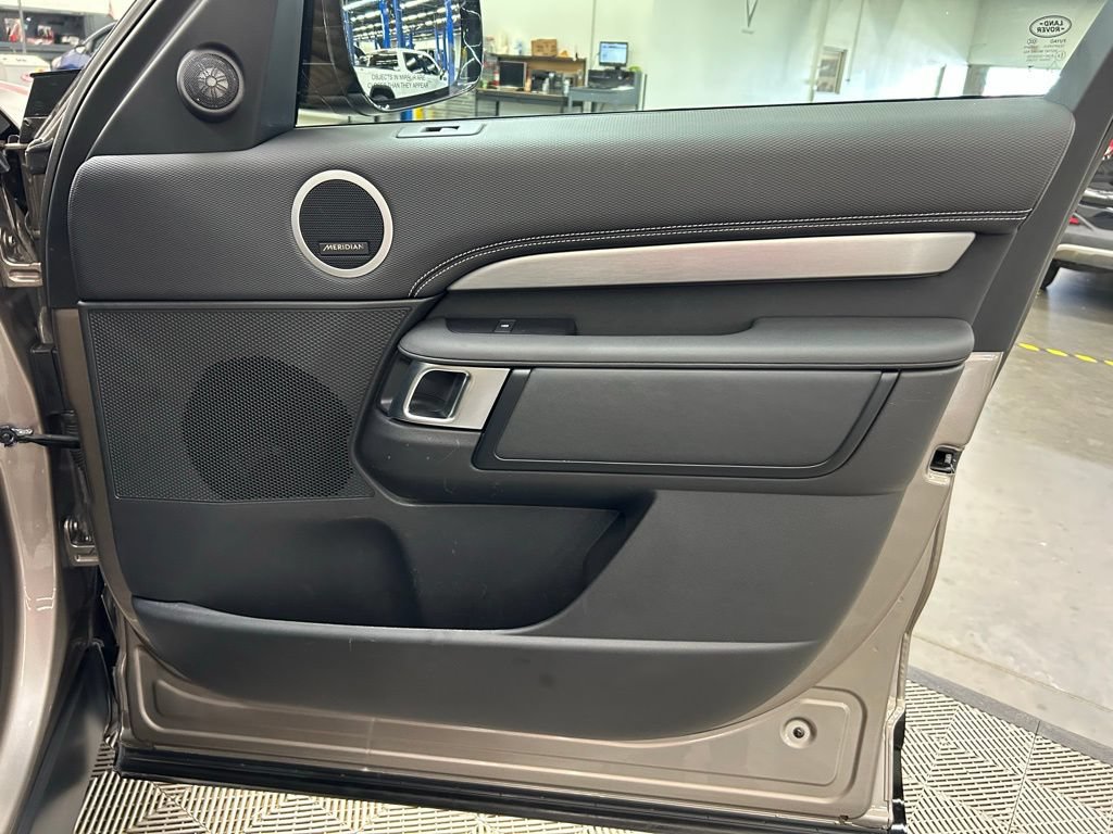 Used 2024 Land Rover Discovery Dynamic SE AWD/4WD image 18