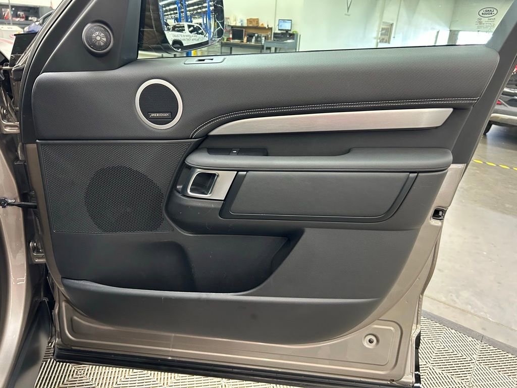 Used 2024 Land Rover Discovery Dynamic SE AWD/4WD image 18